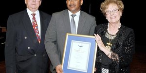 Vlnr is rdl Dudley Coetzee, Tommy Volkwyn (Sertifikaat vir Uitnemendheid) en rdl Nicolette Botha-Guthrie